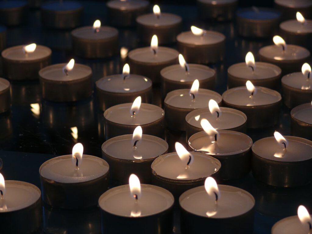 Kerzen gehören zu Trauerfeiern mit dazu